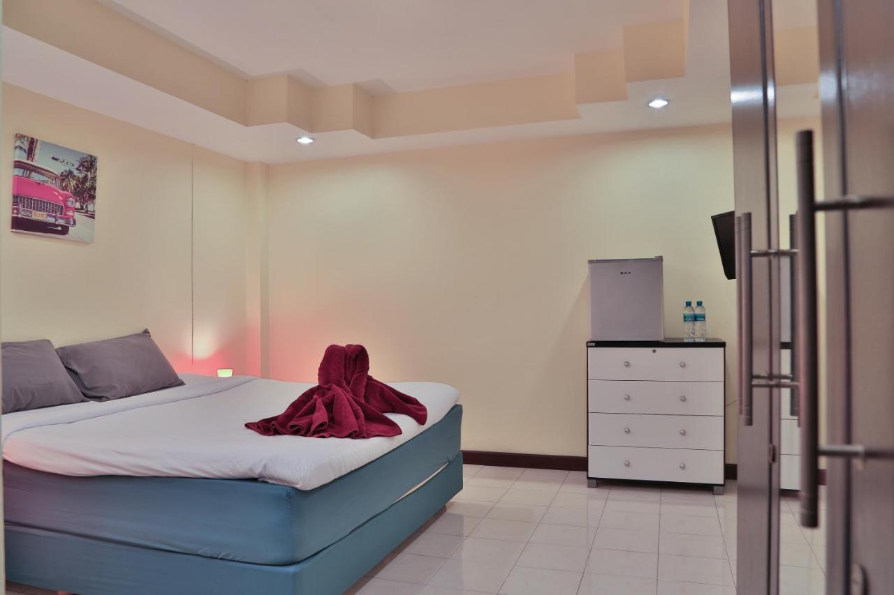 Harrys Hotel Bar & Restaurant Pattaya Bagian luar foto