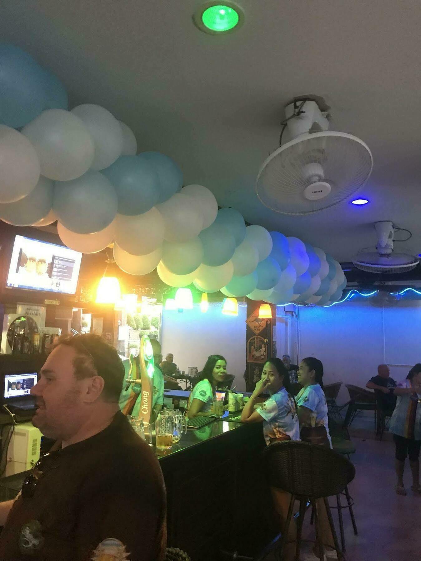 Harrys Hotel Bar & Restaurant Pattaya Bagian luar foto
