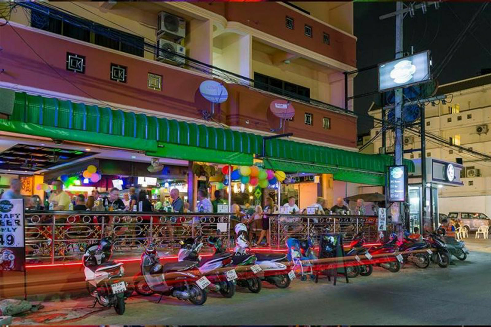 Harrys Hotel Bar & Restaurant Pattaya Bagian luar foto