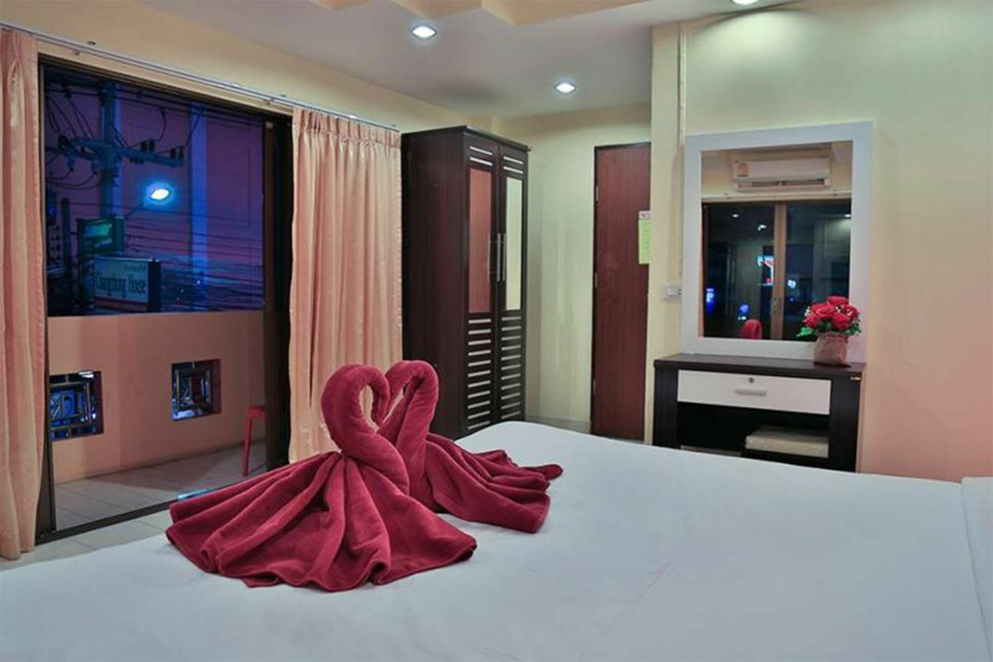 Harrys Hotel Bar & Restaurant Pattaya Bagian luar foto