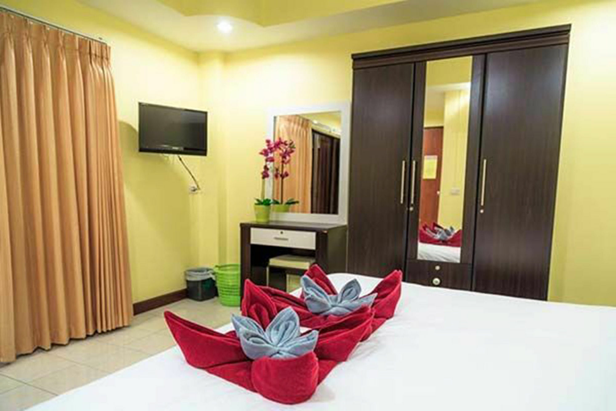 Harrys Hotel Bar & Restaurant Pattaya Bagian luar foto