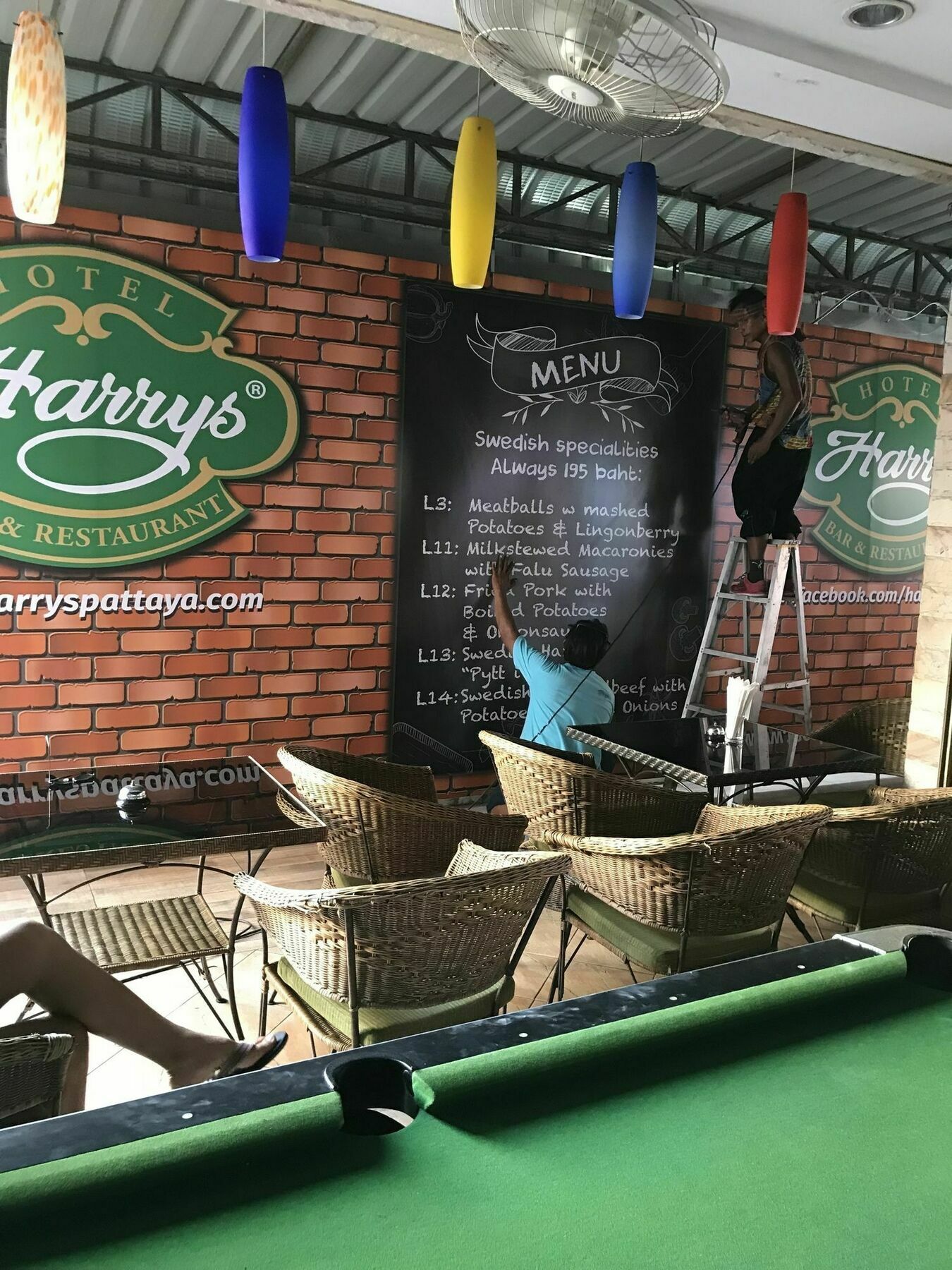 Harrys Hotel Bar & Restaurant Pattaya Bagian luar foto