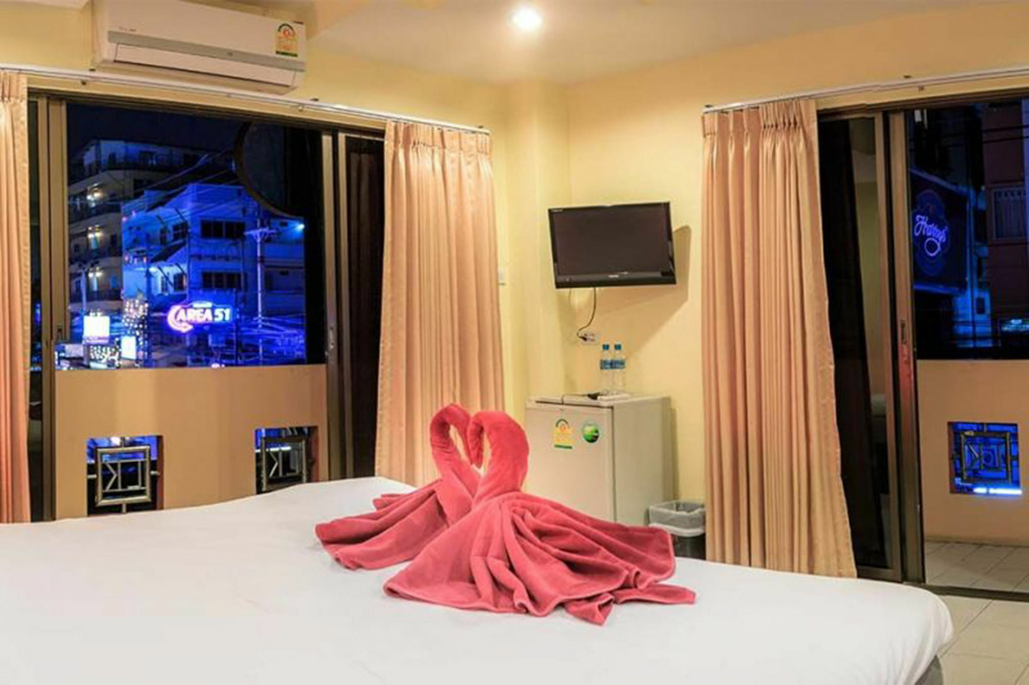 Harrys Hotel Bar & Restaurant Pattaya Bagian luar foto